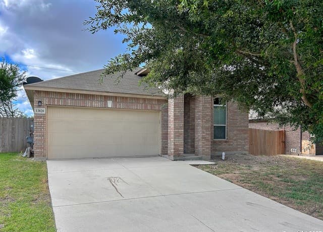 3-bedroom rental at 13820 Blakeville in Live Oak, TX — photo 2