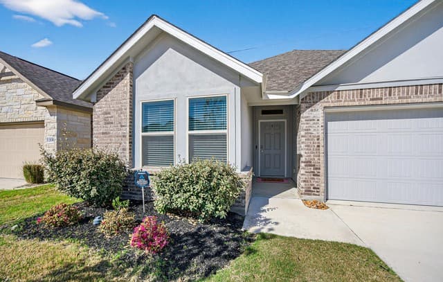 3-bedroom rental at 12834 Hush in San Antonio, TX — photo 3