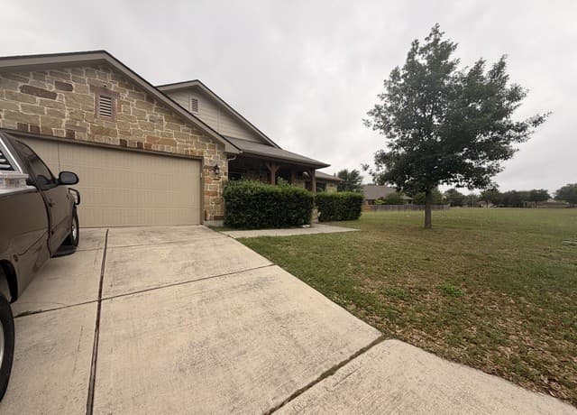 4-bedroom rental at 8527 Winchester Way in San Antonio, TX — photo 2