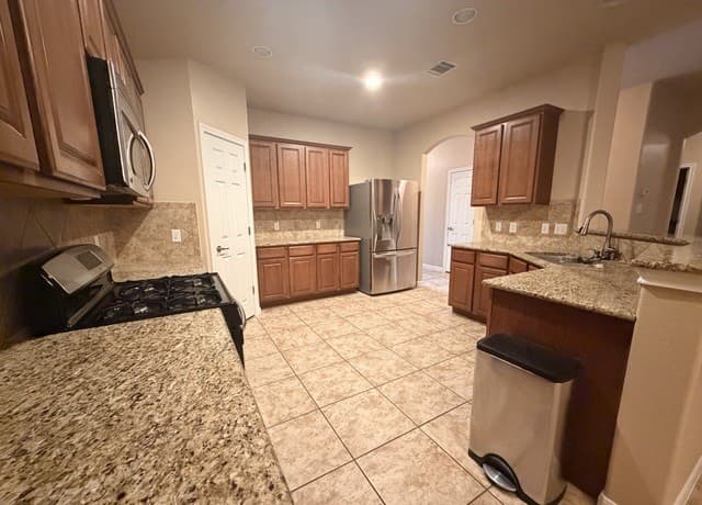 4-bedroom rental at 8527 Winchester Way in San Antonio, TX — photo 5