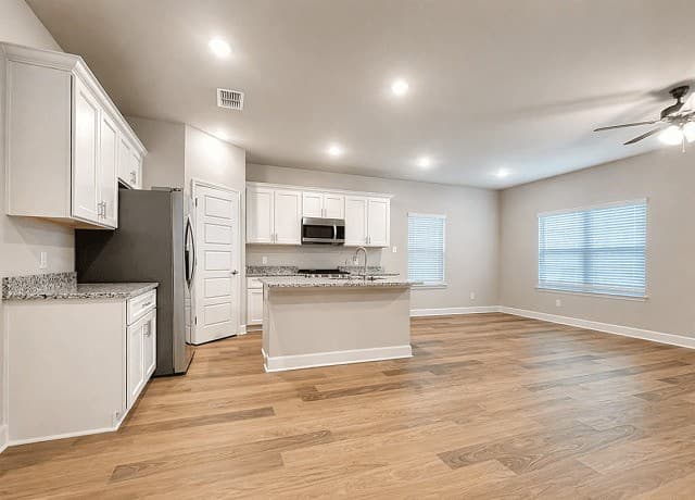 3-bedroom rental at 7158 Magnolia Creek Unit 201 in San Antonio, TX — photo 3