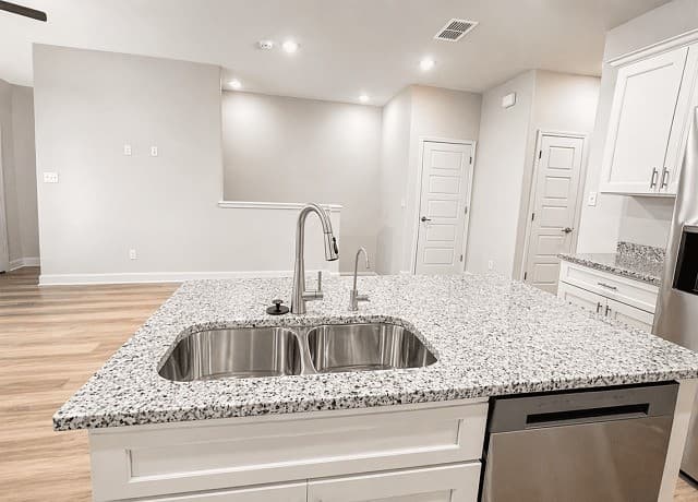 3-bedroom rental at 7158 Magnolia Creek Unit 201 in San Antonio, TX — photo 4