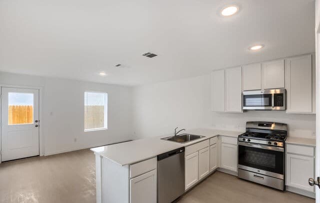 3-bedroom rental at 11938 Spiderwort Rdg in Converse, TX — photo 4
