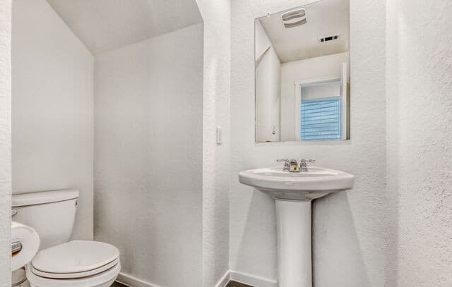3-bedroom rental at 11938 Spiderwort Rdg in Converse, TX — photo 5