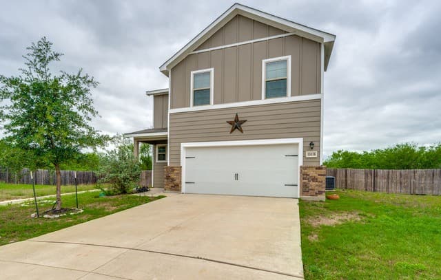 4-bedroom rental at 11038 Airmen in Converse, TX — photo 2
