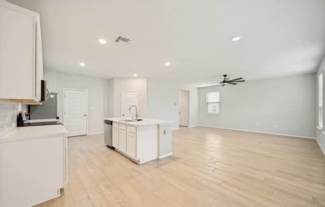 4-bedroom rental at 11038 Airmen in Converse, TX — photo 5