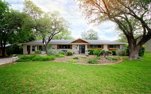 4-bedroom rental at 113 Adobe Dr in Castle Hills, TX — photo 2