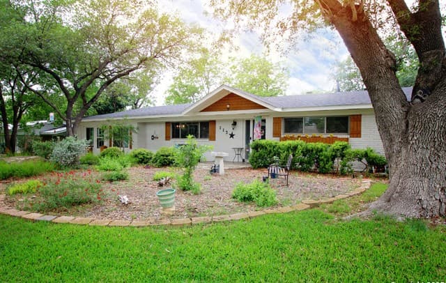 4-bedroom rental at 113 Adobe Dr in Castle Hills, TX — photo 3