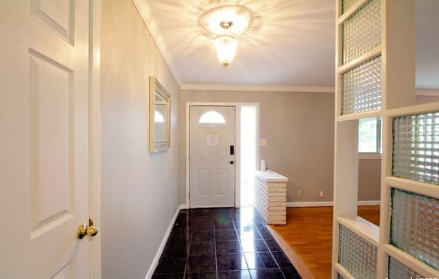 4-bedroom rental at 113 Adobe Dr in Castle Hills, TX — photo 5