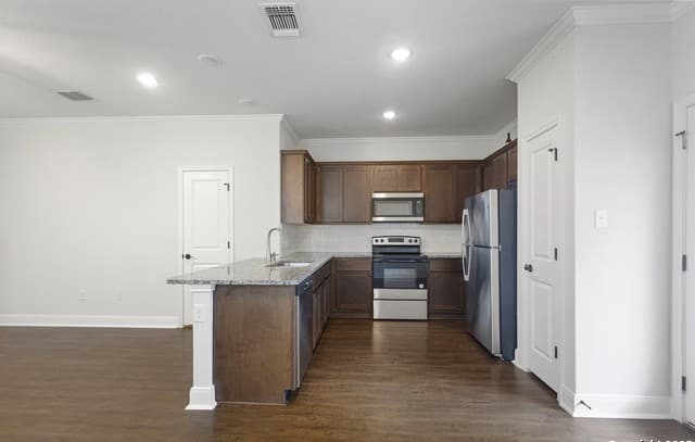 3-bedroom rental at 10303 Candlewood Way Unit 101 in San Antonio, TX — photo 3