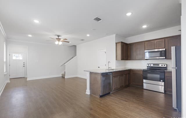 3-bedroom rental at 10303 Candlewood Way Unit 101 in San Antonio, TX — photo 4