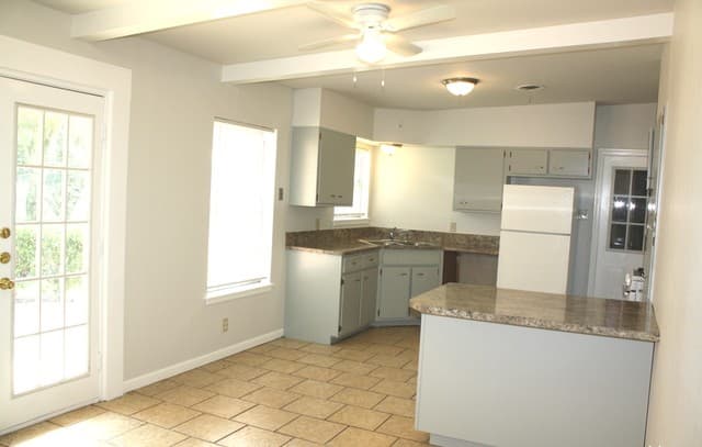 3-bedroom rental at 4614 Allegheny Dr in San Antonio, TX — photo 5