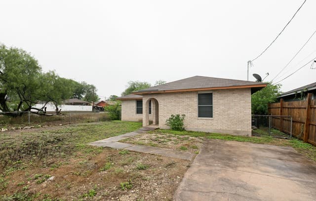 3-bedroom rental at 122 Surrels in San Antonio, TX — photo 2