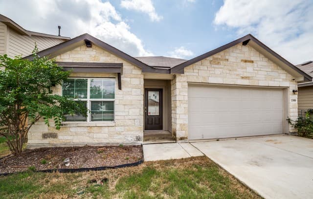 4-bedroom rental at 13080 Whisper Bend in San Antonio, TX — photo 2