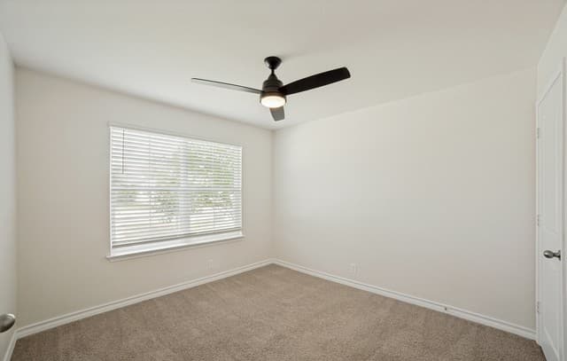 4-bedroom rental at 13080 Whisper Bend in San Antonio, TX — photo 5