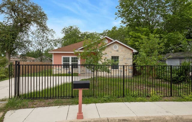 3-bedroom rental at 419 S San Manuel in San Antonio TX