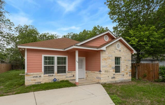 3-bedroom rental at 419 S San Manuel in San Antonio, TX — photo 2
