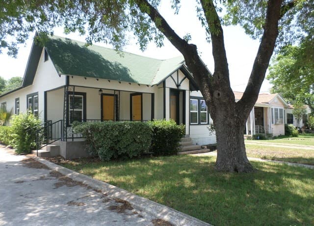 2-bedroom rental at 1706 Texas Ave in San Antonio, TX — photo 2