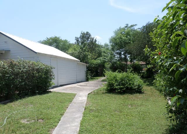2-bedroom rental at 1706 Texas Ave in San Antonio, TX — photo 3