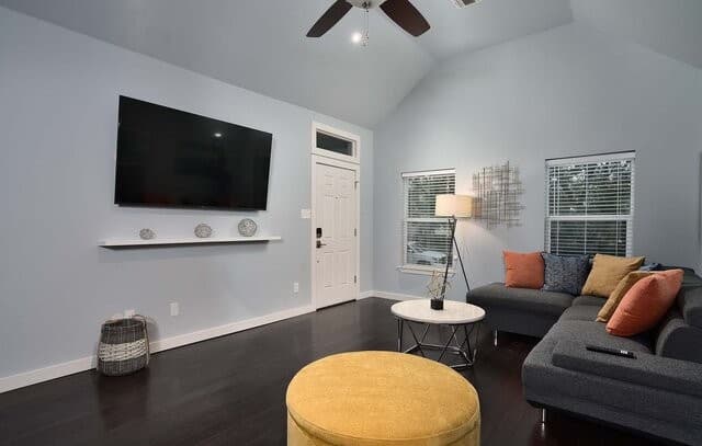 2-bedroom rental at 521 Dawson St in San Antonio, TX — photo 4