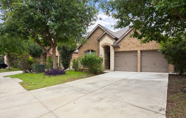 4-bedroom rental at 8710 White Crown in San Antonio, TX — photo 2