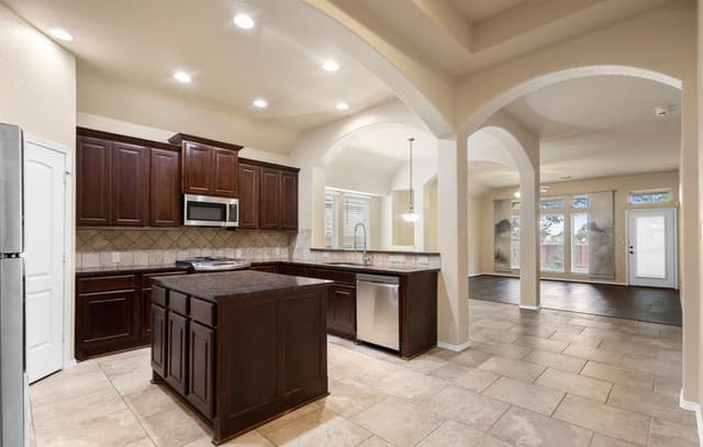 4-bedroom rental at 8710 White Crown in San Antonio, TX — photo 4