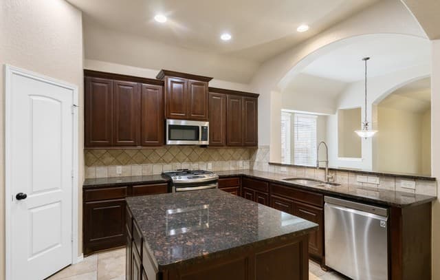 4-bedroom rental at 8710 White Crown in San Antonio, TX — photo 5