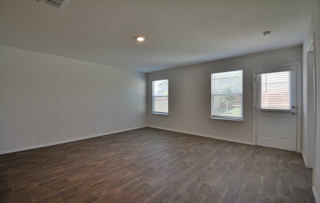 3-bedroom rental at 15346 Brown Violetear in San Antonio, TX — photo 2