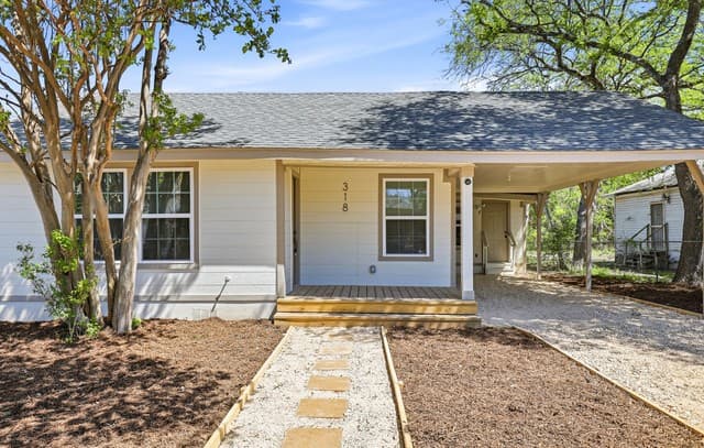 1-bedroom rental at 318 Ferguson Ave Unit 2 in San Antonio, TX — photo 2