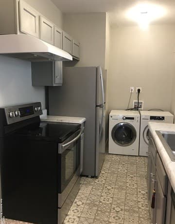 2-bedroom rental at 324 E French Pl in San Antonio, TX — photo 4