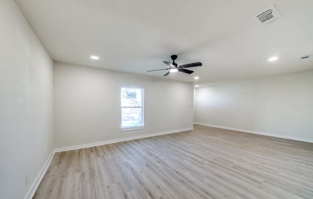 4-bedroom rental at 1414 Burleson in San Antonio, TX — photo 5