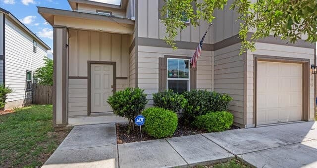4-bedroom rental at 5618 Salado Fls in San Antonio, TX — photo 2