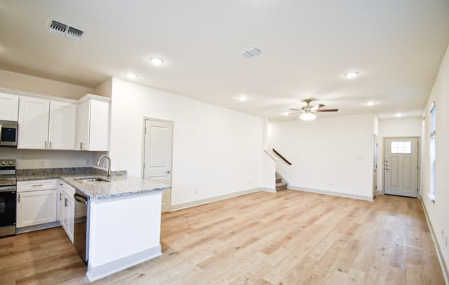 3-bedroom rental at 10211 Tulipwood Run Unit 102 in San Antonio, TX — photo 5