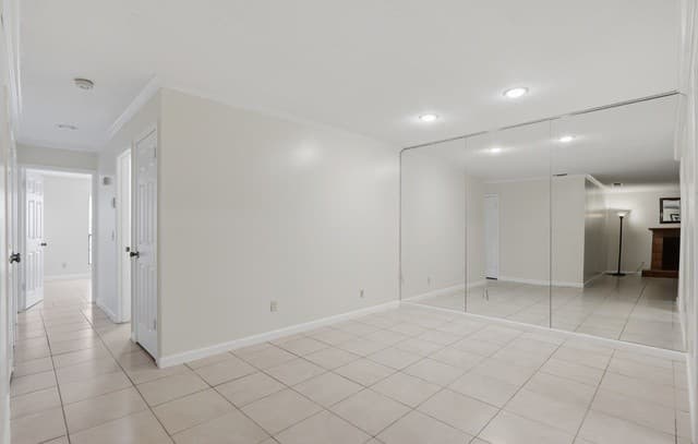 2-bedroom rental at 2255 Thousand Oaks Dr in San Antonio, TX — photo 4