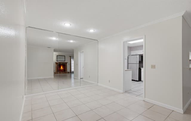 2-bedroom rental at 2255 Thousand Oaks Dr in San Antonio, TX — photo 5