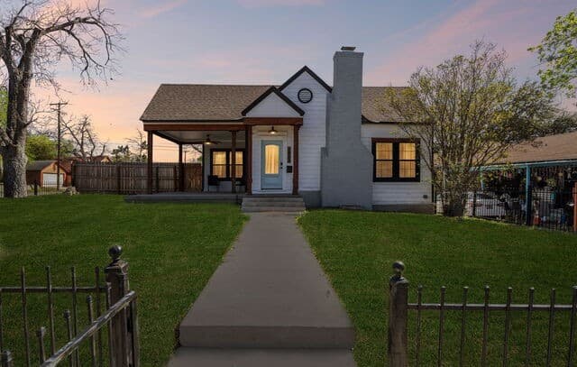 3-bedroom rental at 1444 McKinley Ave in San Antonio, TX — photo 2