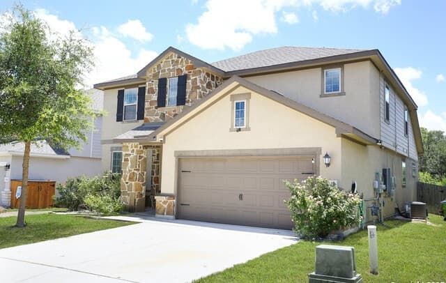 4-bedroom rental at 13320 Romulus Way in San Antonio, TX — photo 2