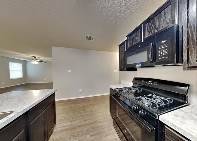 3-bedroom rental at 9735 Marbach in San Antonio, TX — photo 4