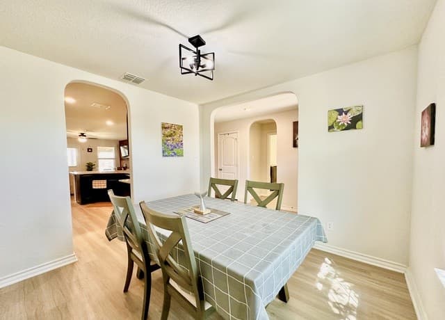 5-bedroom rental at 11615 Hester Pass in San Antonio, TX — photo 2