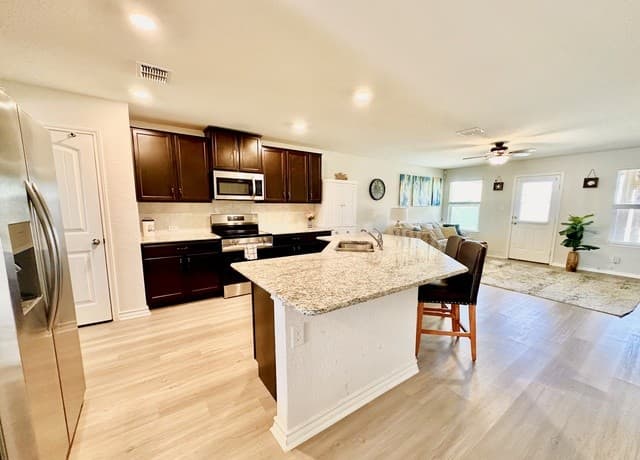 5-bedroom rental at 11615 Hester Pass in San Antonio, TX — photo 3