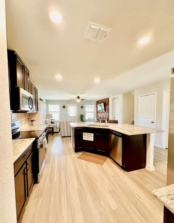 5-bedroom rental at 11615 Hester Pass in San Antonio, TX — photo 4
