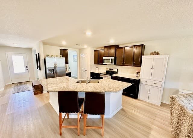 5-bedroom rental at 11615 Hester Pass in San Antonio, TX — photo 5
