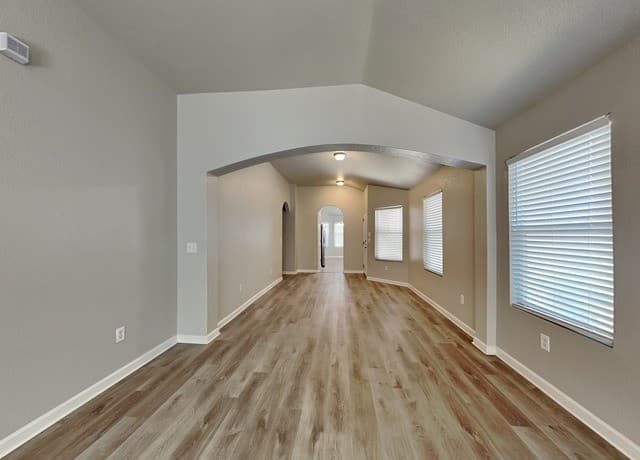 3-bedroom rental at 9822 Vandenberg in San Antonio, TX — photo 2