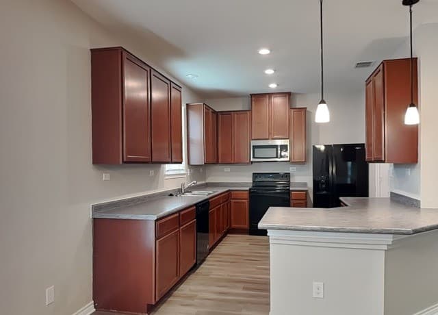 4-bedroom rental at 2631 Green Leaf in San Antonio, TX — photo 4