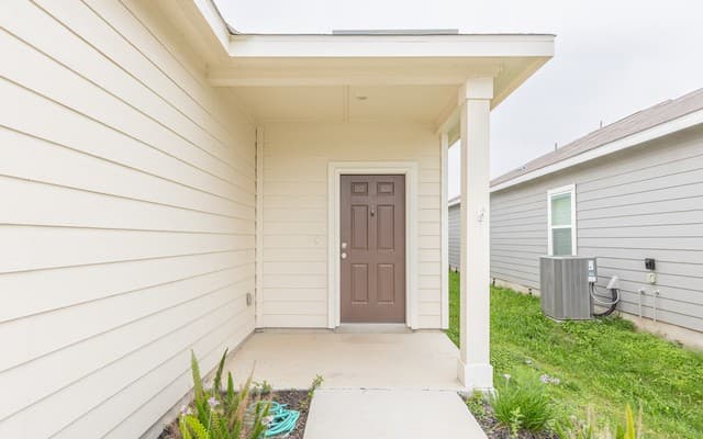 3-bedroom rental at 5631 Pearl Mdw in Converse, TX — photo 3