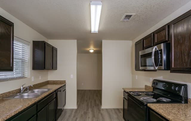 3-bedroom rental at 2722 Majestic in San Antonio, TX — photo 2