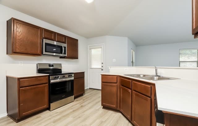 3-bedroom rental at 2702 Telder Path in San Antonio, TX — photo 3