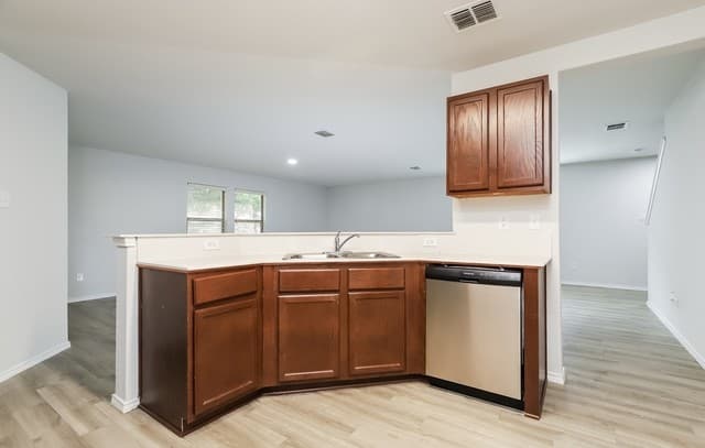 3-bedroom rental at 2702 Telder Path in San Antonio, TX — photo 4