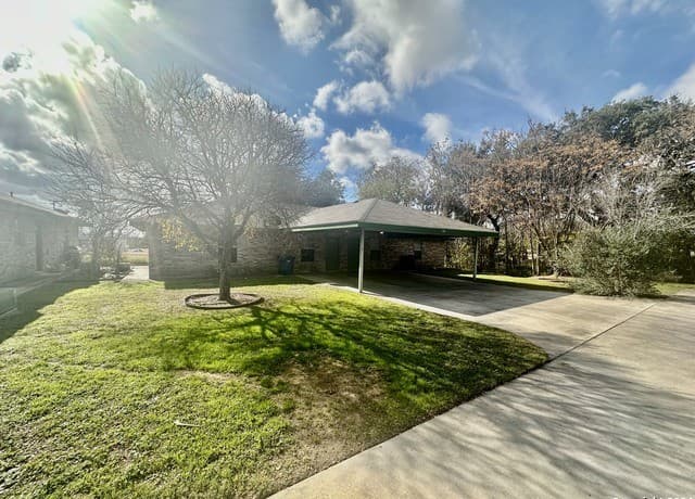 2-bedroom rental at 132 S Mansfield St Unit A in Pleasanton TX
