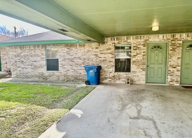 2-bedroom rental at 132 S Mansfield St Unit A in Pleasanton, TX — photo 2